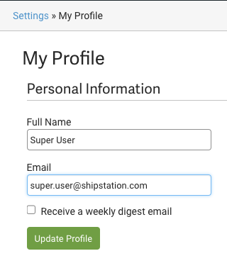 Einstellungen, Konto: Seite „Mein Profil“. Felder für Namen und E-Mail, Kontrollkästchen zum Erhalt einer wöchentlichen Zusammenfassungs-E-Mail.