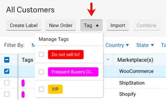 V3-Kundenaktionsmenü mit einem roten Pfeil, der auf das Dropdown-Menü „Tag“ zeigt, wobei das Dropdown-Menü „Tag“ geöffnet ist.