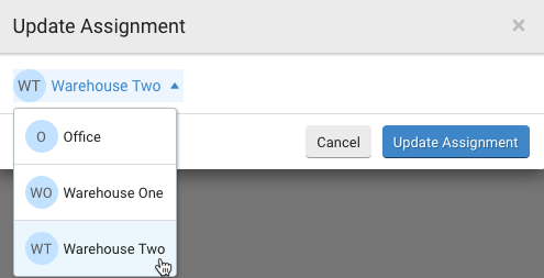 Chargen: Pop-up-Fenster „Zuweisung aktualisieren“. Dropdown-Menü „Benutzer auswählen“, die Option „Lager zwei“ ist ausgewählt. Schaltfläche „Zuordnung aktualisieren“ auf der rechten Seite.