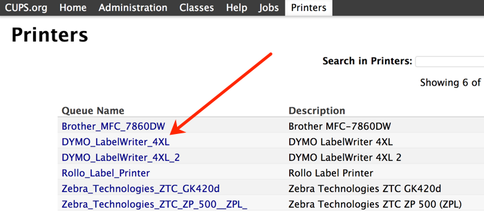 Das CUPS-Druckermenü zeigt die verfügbaren Drucker an, die Sie verbinden können. Der rote Pfeil zeigt auf den DYMO LabelWriter 4XL.